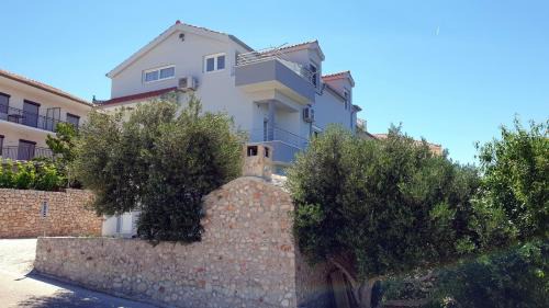 Apartments with parking space Bilo, Primosten - 12870