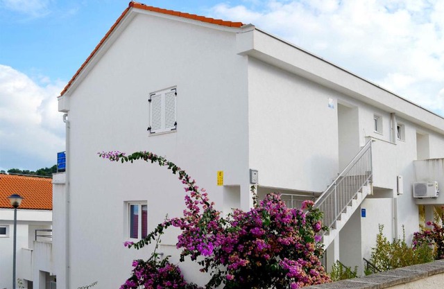 Apartments with parking space Necujam, Solta - 5178