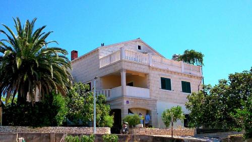 Apartments with parking space Sumartin, Brac - 11926