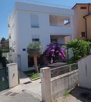 Apartments with parking space Pirovac, Sibenik - 15320