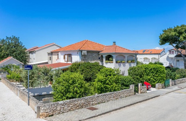 Apartments with parking space Mirca, Brac - 729