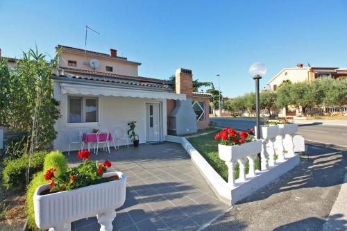 Apartments with parking space Fazana - 16808