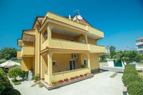 Apartments with parking space Lopar, Rab - 23156