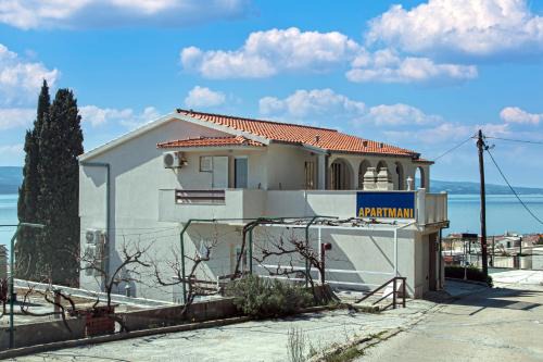 Apartments with parking space Pisak, Omis - 5975
