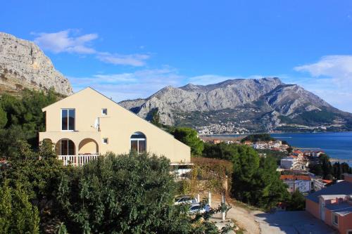 Apartments with parking space Duce, Omis - 4663