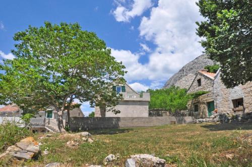 Apartments with parking spaces Omis - 15767