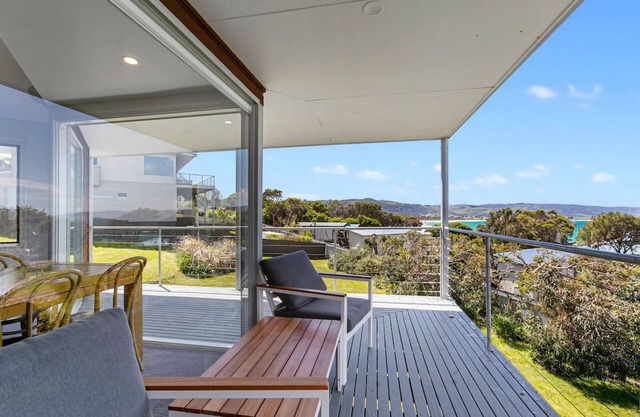 APOLLO BAY SHOREHOUSE - Ocean Views - 50m from Beach