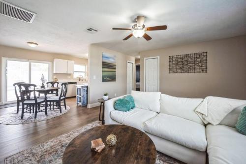 Apollo Beach Retreat - 3BR - Pool - Backyard -BBQ