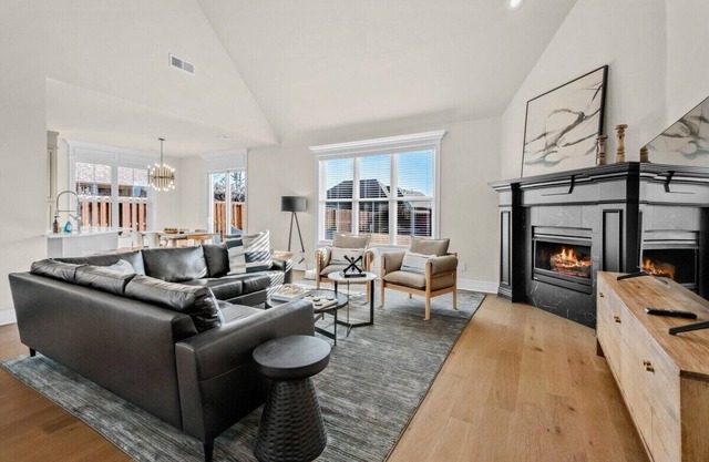 Apollo House-Amazing Location in Rogers-Sleeps 11