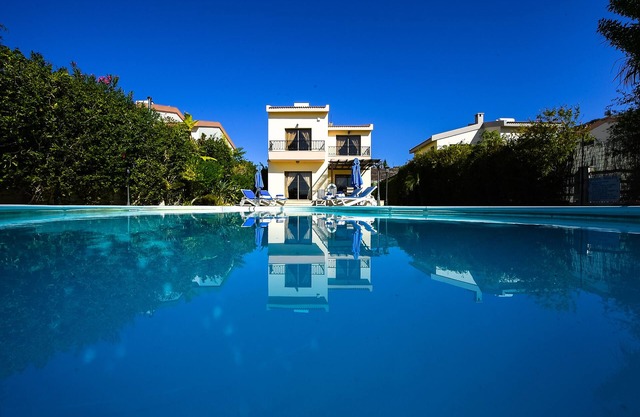 APOLO Villa. Una villa de lujo de 3 dormitorios a 200 metros de la bahía de Pissouri