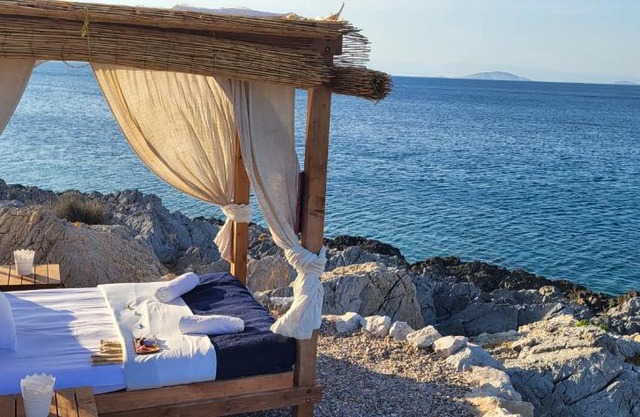 Aponisos island