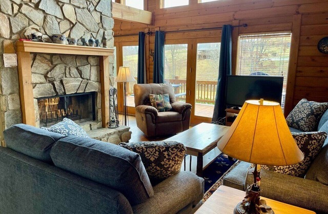 RIVERFRONT log cabin, jacuzzi, chimenea de leña, admite mascotas, fogata, futbolín, wifi, terraza, cov. Porche, se admiten perros pequeños.