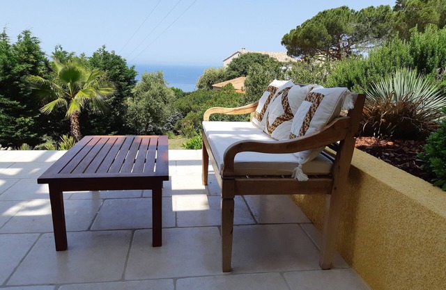 Appart , Belles Prestations Avec Terrasse vue mer Dans Villa