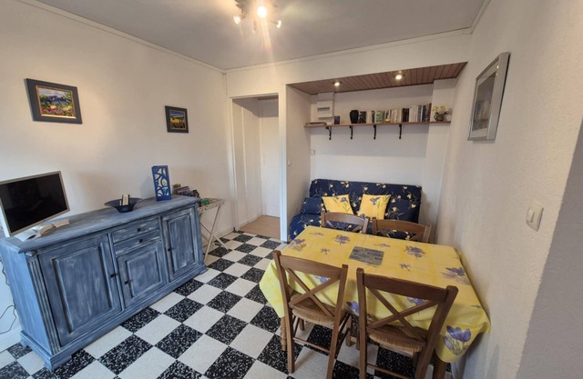 Appart. in village bordering Argeles s/ mer and its beaches near Collioure.