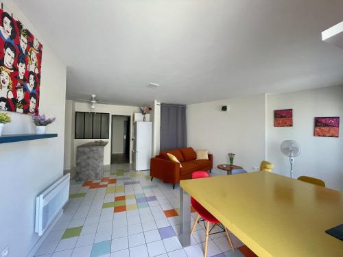 Appart Pop-Art proche autoroute, plages et attractions, Wifi - TV, déco stylée, calme