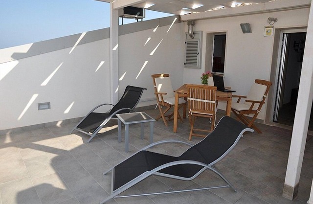 Apartamento Odisseo C: un apartamento agradable ubicado a pocos pasos de la playa de arena.