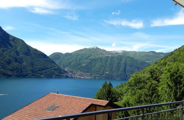 Appartamento "2 Il Tornante" con vistas al lago y a la montaña, Wi-Fi, aire acondicionado y balcón.