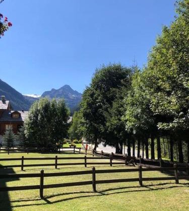Appartamento ampio giardino adiacente piste sci 4/6 posti letto