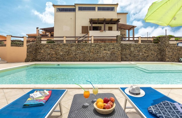 "Appartamento Due Posti" con vistas al mar, piscina, Wi-Fi, jardín y terraza