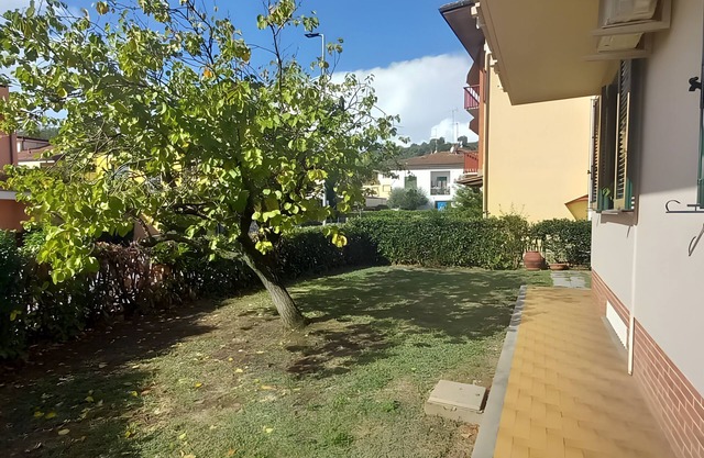 Appartamento Luminoso con Giardino e Barbecue in Zona Tranquilla