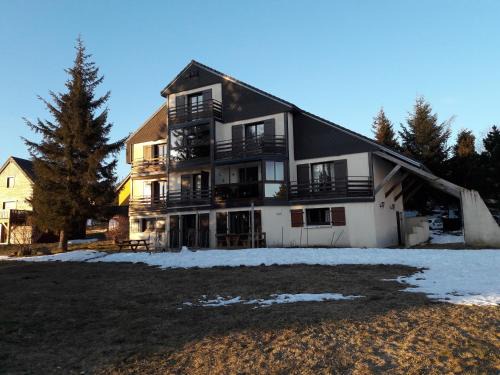 Appartement calme avec parking à Super Besse - FR-1-814-92