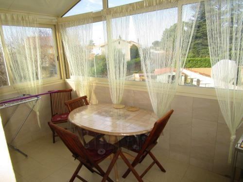Appartement élégant à Vias avec balcon et jardin