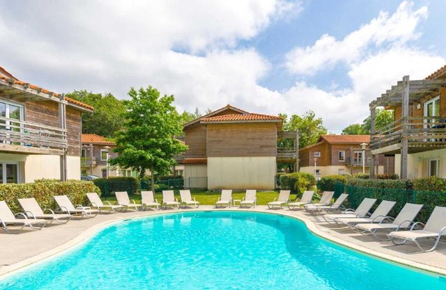 Appartement 1 chambre et 1 coin cabine, piscine, au bord du lac d 'Aureilhan,proche de Mimizan plage
