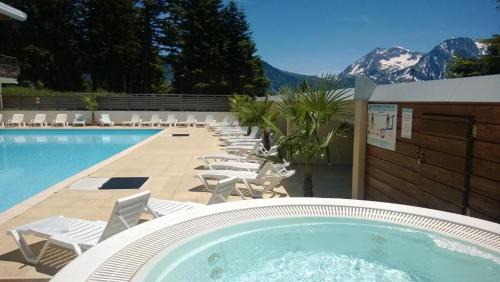 Appartement 2 chambres avec une grande Terrasse Accès gratuit Piscine, Jacuzzi, salle de sport