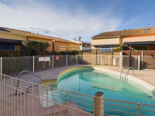 Appartement 2 Pièces RDC avec Terrasse et Parking dans Résidence Sécurisée avec Piscine - FR-1-326-846