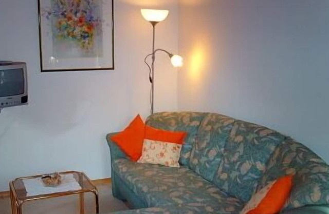 Apartamento (28 m 2) Salón / dormitorio con separación de media altura a la cocina, ducha / WC, TV por cable / satélite, balcón