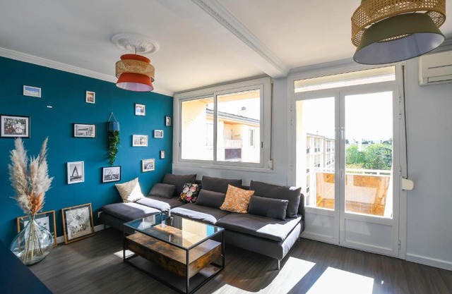 Appartement 3 chambres, climatisation, parking, proche centre ville et plage