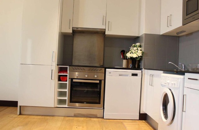 Appartement 3 pièces avec cuisine équipée, TV, et parquet massif à Rochefort - FR-1-246B-462