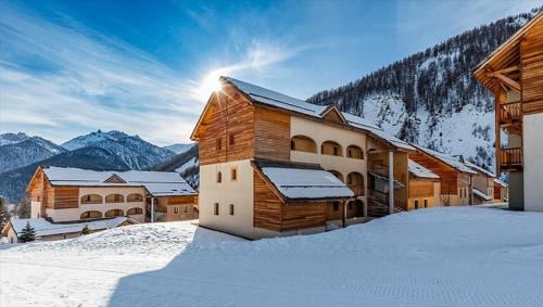 Appartement 4 pièces 8 personnes pied de pistes et piscine l'été