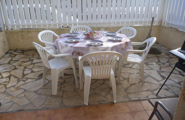 Appartement 6 pers, terrasse, à 2 pas de plage et commerces, parking, option Internet - FR-1-387-153