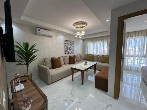 Appartement chic , 3 chambres , proche centre-ville -plage -aéroport, parking privé
