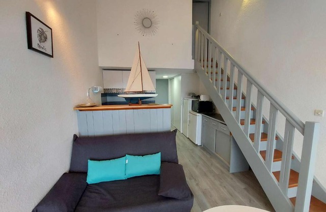 Appartement climatisé 2 pièces à 160m de la plage avec terrasse, parking privé et proche commerces - FR-1-423-240