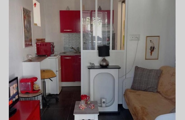 appartement cosy à 200 du tram B chambre séparée Petite véranda lumineuse donnant sur jardinet