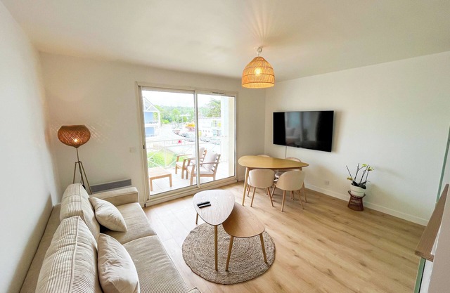 Appartement cosy avec vue mer depuis la terrasse, piscine et sauna.