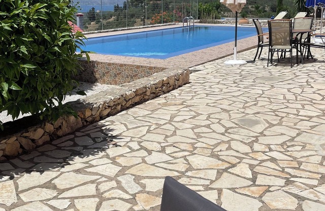 Appartement Dans une Villa, vue mer et Montagnes. Piscine Privée