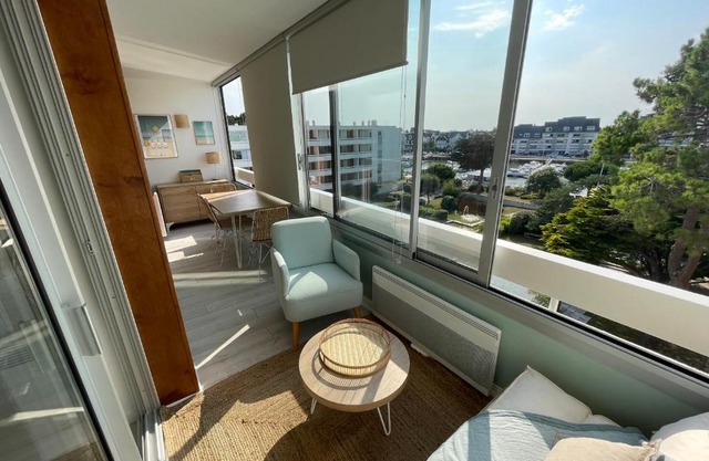 Appartement de standing, vue sur port de plaisance