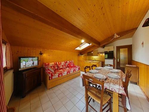 Appartement ensoleillé 2 étoiles, 6 couchages, proche pistes, balcon sud, navette ski - FR-1-241-94
