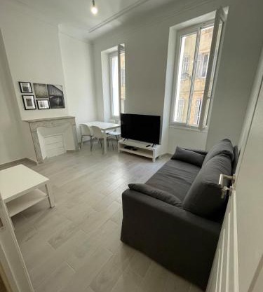 Appartement entier T3 beau volume 1er étage