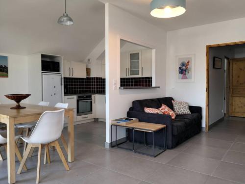 Appartement fonctionnel avec balcon, à 10 min du centre, parking gratuit, idéal pour 5 personnes - FR-1-548-3