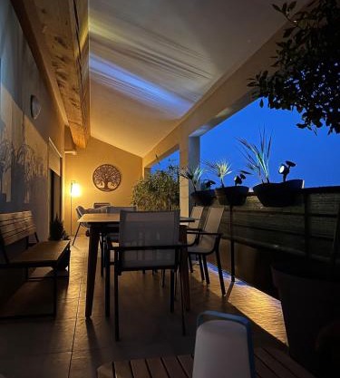 Appartement standing 110 m2 Terrasse parking privé et Wifi gratuit situé à 5 mn du centre ville