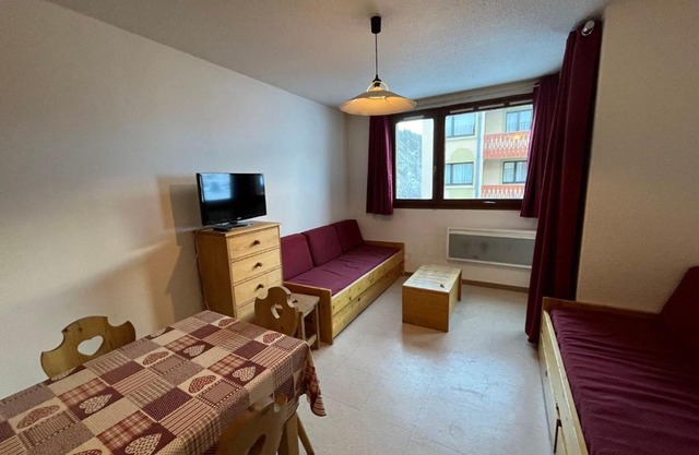 Appartement confortable à Val Cenis Lanslebourg, 300m des pistes, 5 personnes, balcon, casier à skis - FR-1-508-40