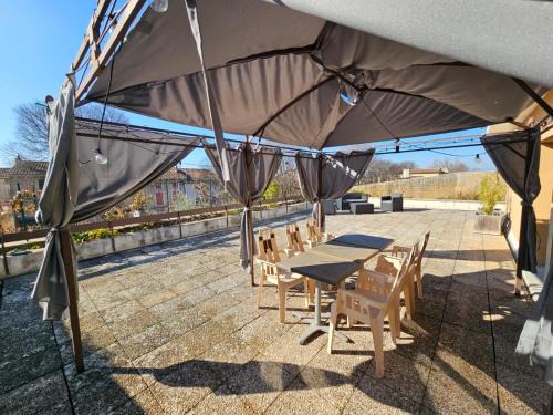 Appartement 3 chambres avec grande terrasse dans le centre de Pernes les Fontaines