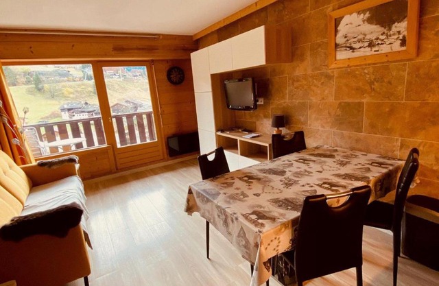 Appartement moderne centre village avec balcon et garage - FR-1-459-222