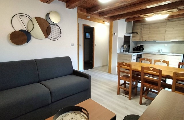 Appartement Rénové au rez de Jardin Avec Terrasse et Place de Parking Privatif