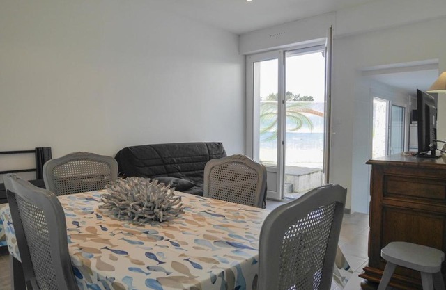 Appartement rénové en plein centre de Palais avec cour ensoleillée, proche du port, animaux acceptés - FR-1-418-222