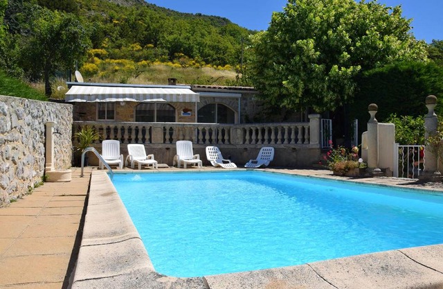 Appartement spacieux à La Roche-sur-le-Buis avec piscine privée.